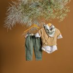 Βαπτιστικό σύνολο αγόρι με κρουαζέ μόκα ζακέτα και χακί λινό παντελόνι