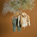 Βαπτιστικό σύνολο αγόρι με χακί παντελόνι λινό και υπόλευκο πουκάμισο από τσαλακωτή βαμβακερή μουσελίνα