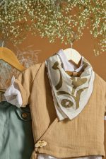 Βαπτιστικό σύνολο αγόρι με κρουαζέ μόκα ζακέτα και μέντα παντελόνι - Image 2