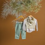Βαπτιστικό σύνολο αγόρι με μέντα παντελόνι και γκρι-μπεζ γιλέκο με τριγωνικό φουλάρι