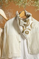 Βαπτιστικό σύνολο αγόρι με λευκό πουκάμισο με λεπτομέρειες από δίχτυ και εκρού παντελόνι - Image 2