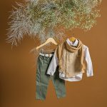 Βαπτιστικό σύνολο με χακί παντελόνι και μπεζ γιλέκο με λευκό πουκάμισο