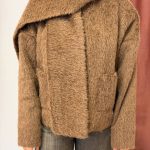 Ζακέτα- Μπουφάν με το κασκόλ του